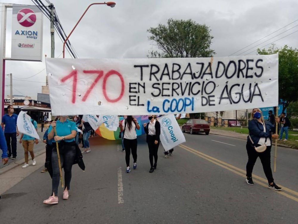 Trabajadores de la COOPI reclamaron frente al municipio la preservación de las 170 fuentes laborales vinculadas al servicio de agua
