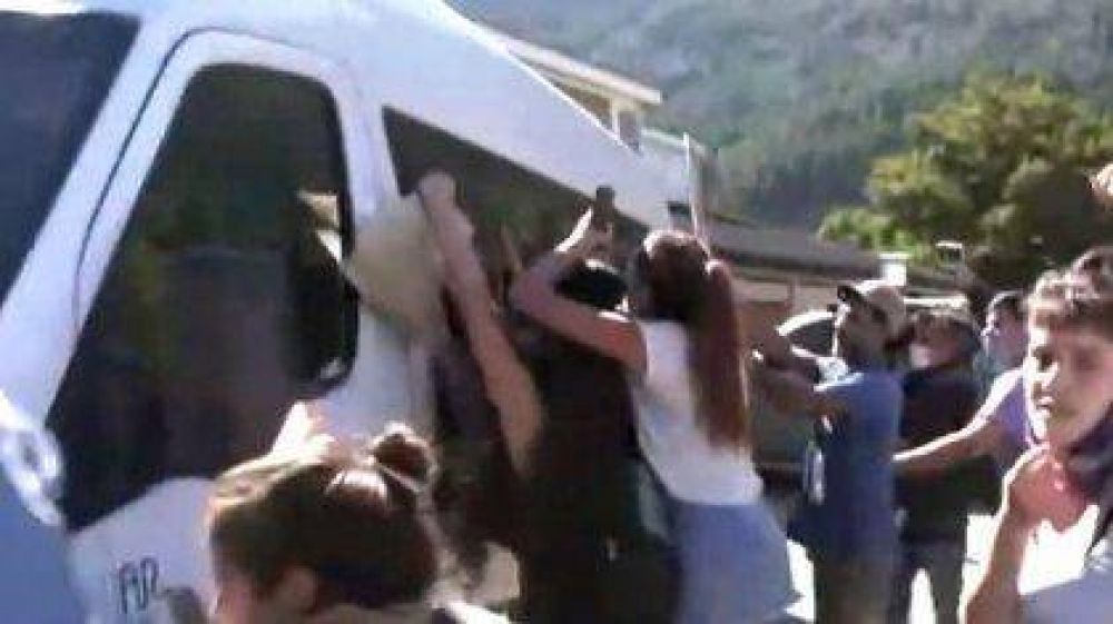 Atacaron a piedrazos la camioneta que transportaba a Alberto Fernndez en su recorrida por Chubut