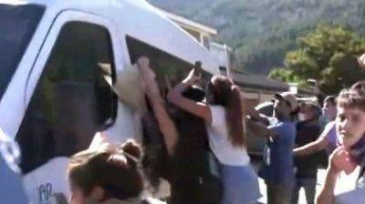 Atacaron a piedrazos la camioneta que transportaba a Alberto Fernández en su recorrida por Chubut