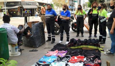 Los manteros deber�n registrarse y reubicarse antes del viernes