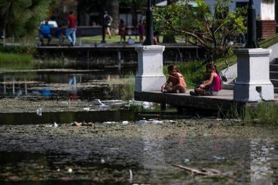 El lago del Parque Saavedra, dominado por los residuos