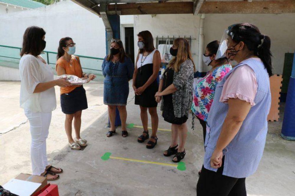Gisela Zamora particip de la entrega de tiles escolares a jardines de infantes de Tigre