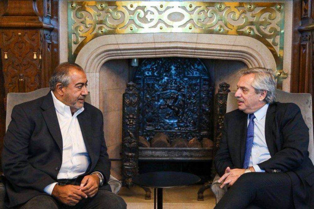 El presidente anunci� la designaci�n de 1200 viviendas junto a la CGT y la CTA 
