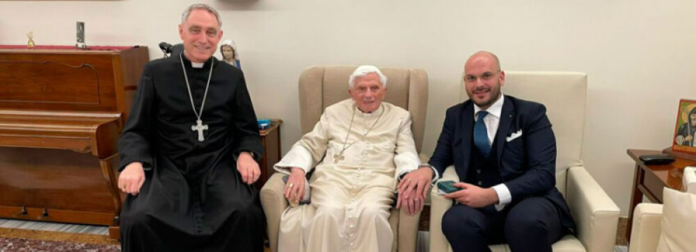 Benedicto XVI reaparece sonriente a menos de un de cumplir 94 aos