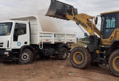 Realizan una campa�a de limpieza de accesos y bald�os en Chepes