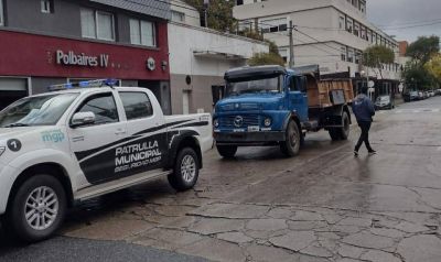 Detectan a cami�n que volcaba �grandes vol�menes� de residuos org�nicos en un terreno