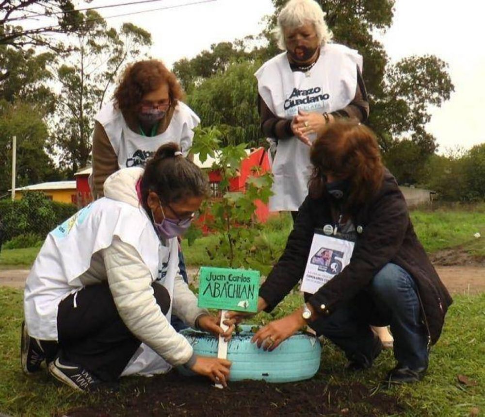 Plantan rboles en plazas de Mar del Plata en memoria de los 30 mil detenidos desaparecidos