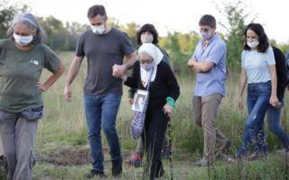 Pilar: Achval y Nora Cortias plantaron rboles por la Memoria en la Reserva