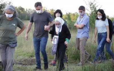 Pilar: Ach�val y Nora Corti�as plantaron �rboles por la Memoria en la Reserva