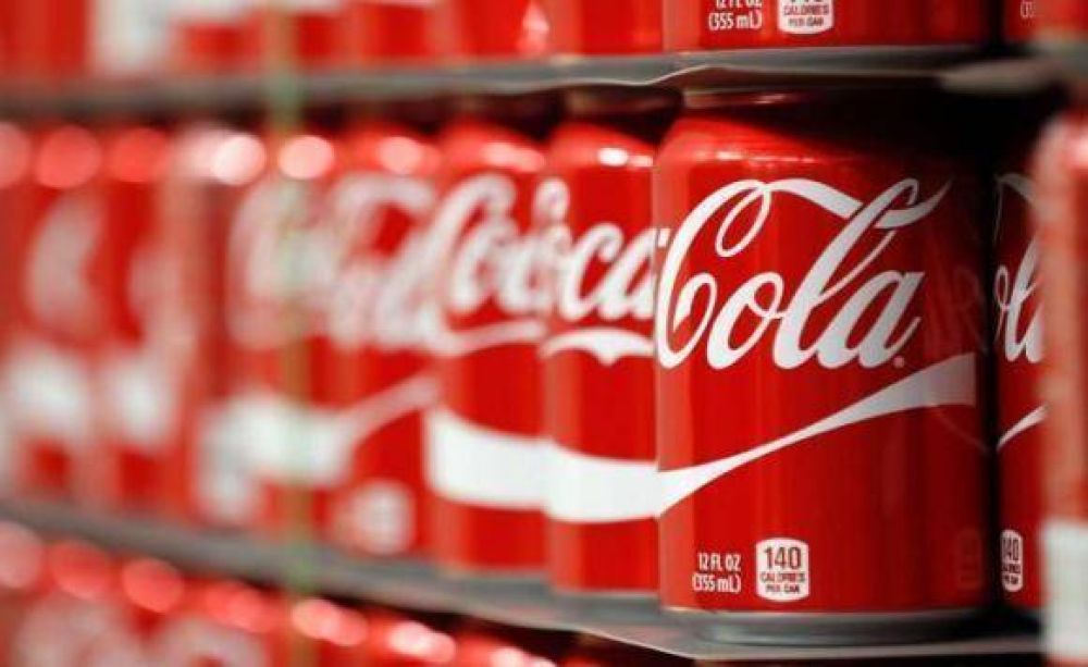 Qu caus la cada de ingresos de Coca-Cola en Sudamrica en 2020, segn la empresa?