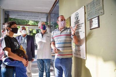 D�a de la Memoria: Mayra Mendoza baj� una placa del ex intendente Julio Cassanello en el Dispensario de Quilmes
