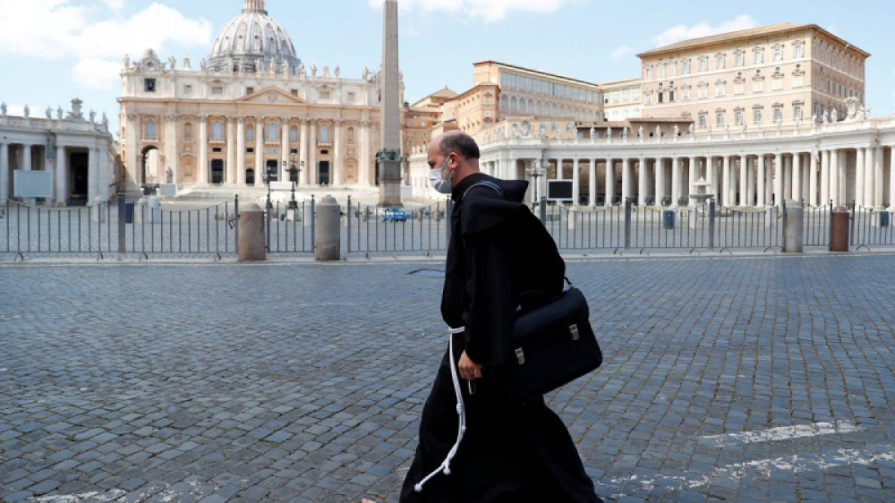 El Papa ordena una reduccin de sueldos para afrontar la crisis