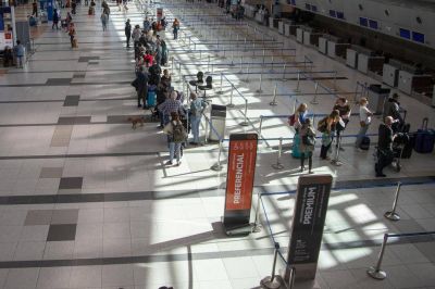 Suspenden vuelos desde Brasil, Chile y M�xico y habr� testeos a cargo de los pasajeros
