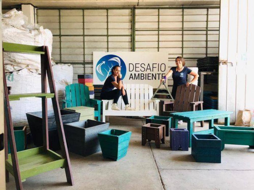 Emprendedoras transforman la basura plstica en sillas y material de construccin