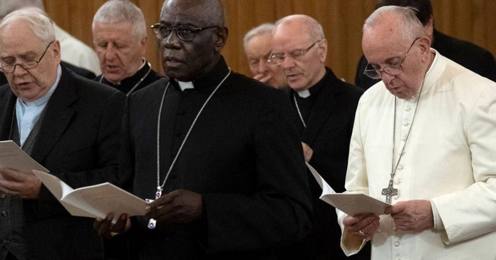 El cardenal Sarah suplica al Papa que retire la prohibicin de las misas individuales