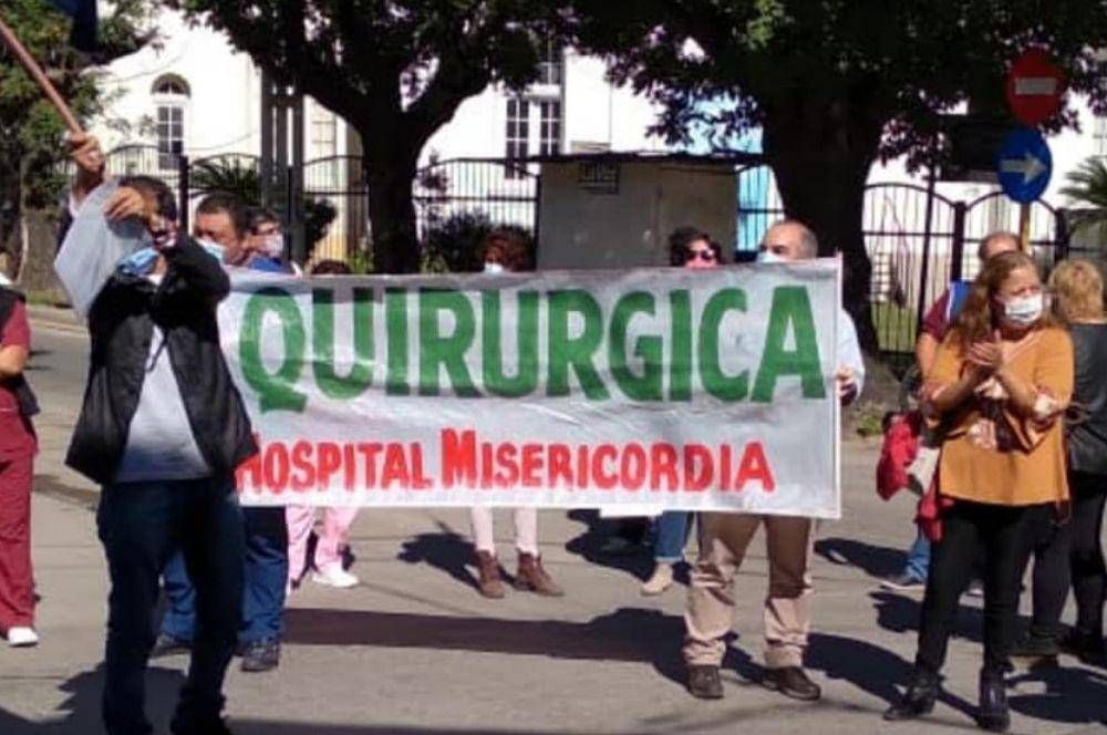 Trabajadores de la salud se movilizaron frente al Hospital Misericordia