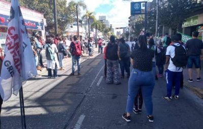 Docentes de Tigre cortaron la avenida Caz�n en reclamo de mayor seguridad ante el aumento de contagios
