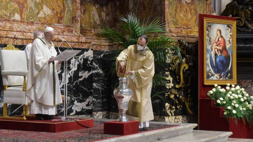 El Papa en Misa Crismal: la hora del anuncio, de la persecucin y de la cruz van juntas