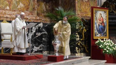 El Papa en Misa Crismal: la hora del anuncio, de la persecuci�n y de la cruz van juntas