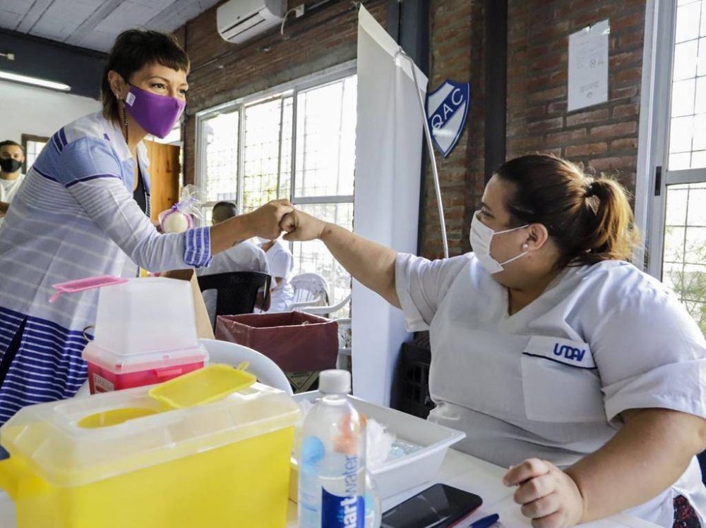 Mayra Mendoza en jornada de vacunacin en el QAC llam a la poblacin a redoblar los cuidados