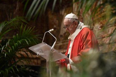 Jueves Santo: el pol�mico gesto del Papa con un cardenal apartado por corrupci�n