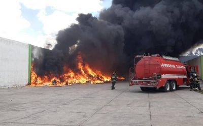 Lote de reciclaje se incendia en la zona norte de la capital mexiquense; no hay heridos
