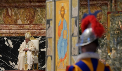 Francisco rescata un rito tradicional en la misa del Domingo de Pascua