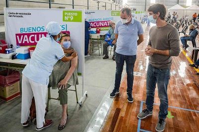 En Pascua, el intendente Andreotti acompa�� el comienzo de la vacunaci�n en el nuevo microestadio