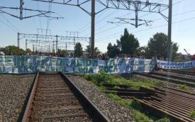 Caos por dos cortes de v�as de trabajadores despedidos del Tren Roca en Florencio Varela y Avellaneda