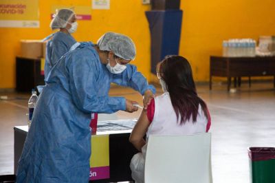 �Caso testigo? Docente porte�a exige en la Justicia que la vacunen o la dispensen de dar clases presenciales por convivir con una persona de riesgo