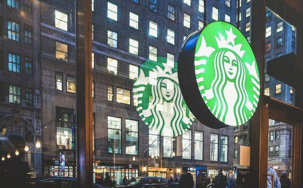 Starbucks copia a Coca-Cola y si quieres caf, pagars por tazas retornables