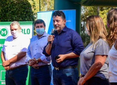 Men�ndez junto a Daniel Arroyo entregaron maquinarias a los merlenses