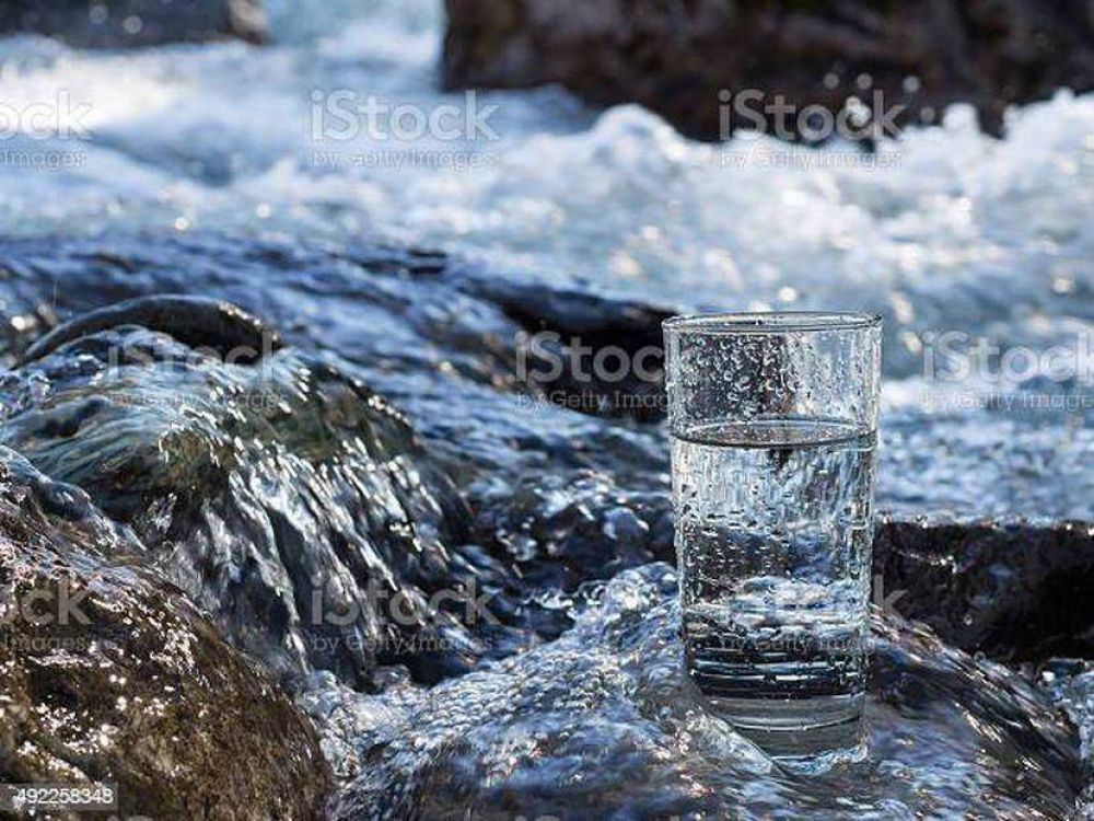 Cómo elegir bien el agua que bebemos: un sencillo gesto que nos ayuda a estar mejor