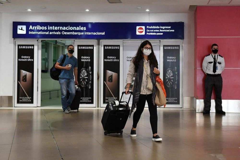 Prohibicin de ingreso de turistas, suspensin de vuelos y requisitos especiales: las nuevas medidas que regirn hasta el 30 de abril