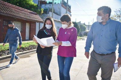 Mayra supervis� el avance de los nuevos asfaltos del Barrio Kolynos