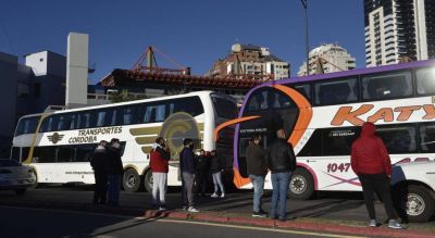 Sigue el bloqueo de transportistas privados en el ingreso a la Terminal de Córdoba
