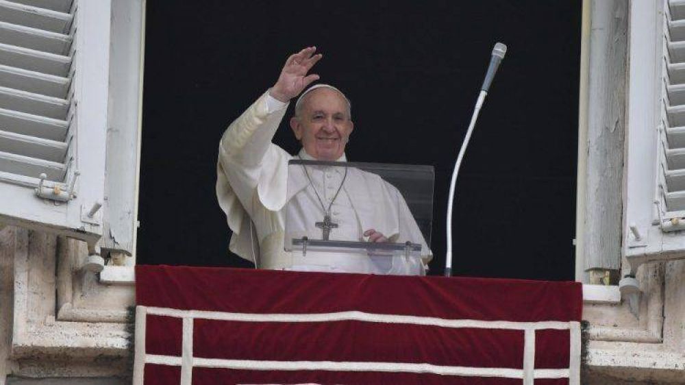 El Papa vuelve a asomarse para rezar el Regina Caeli