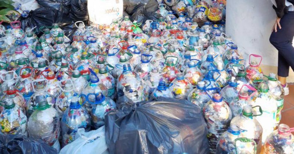 Juntan casi 3 mil botellas de plstico para reciclar 