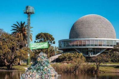 Una isla de pl�stico flotante frente al Planetario alerta sobre el peligro de los residuos en la Ciudad