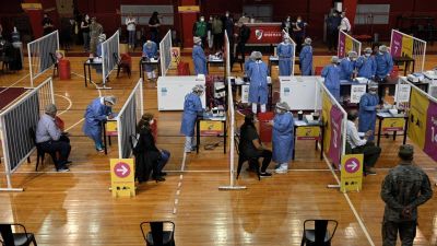El Gobierno suspendi� la resoluci�n que obligaba a personas de riesgo a volver al trabajo presencial tras vacunarse