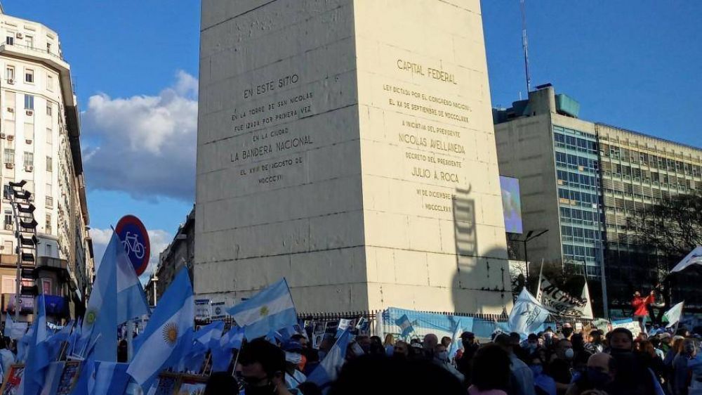 Protestas en el obelisco, Olivos y en la Rosada contra las restricciones
