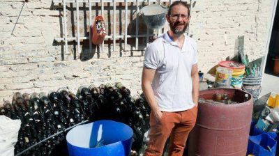 Es ingeniero industrial y recicla vidrio para transformarlo en piezas de dise�o