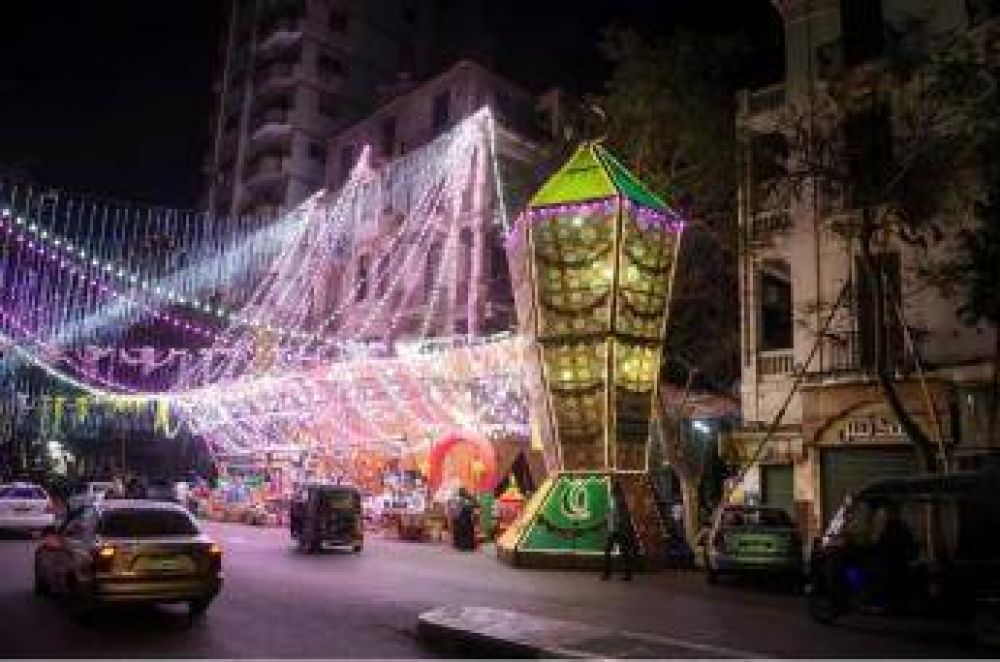 Cristianos iluminan El Cairo con el farolillo de Ramadn ms grande de Egipto