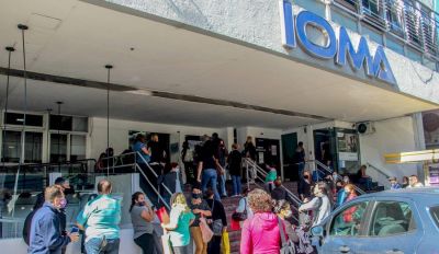 Otra semana de reclamos, demoras y relaciones peligrosas en el IOMA