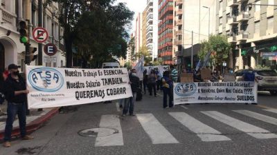 Trabajadores de una cl�nica privada reclaman por una abultada deuda salarial
