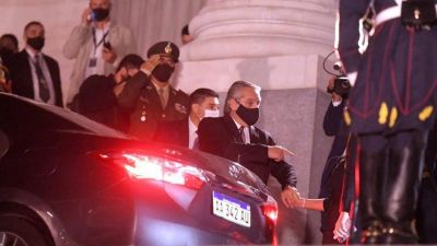 Alberto busca retomar la iniciativa con una gira por Europa y negocian una cumbre con Putin
