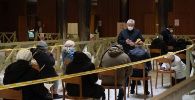 El Papa regala 600 vacunas y una sorpresa a los sintecho por su santo