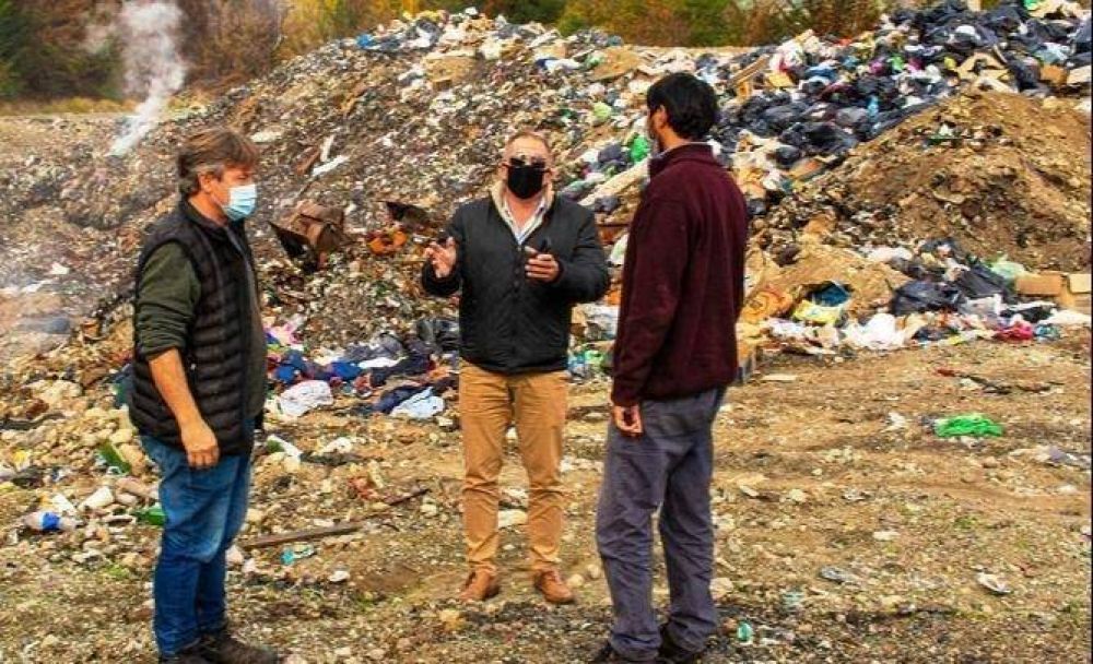 El Hoyo: Provincia y Municipio suscribieron un convenio para erradicar basural a cielo abierto