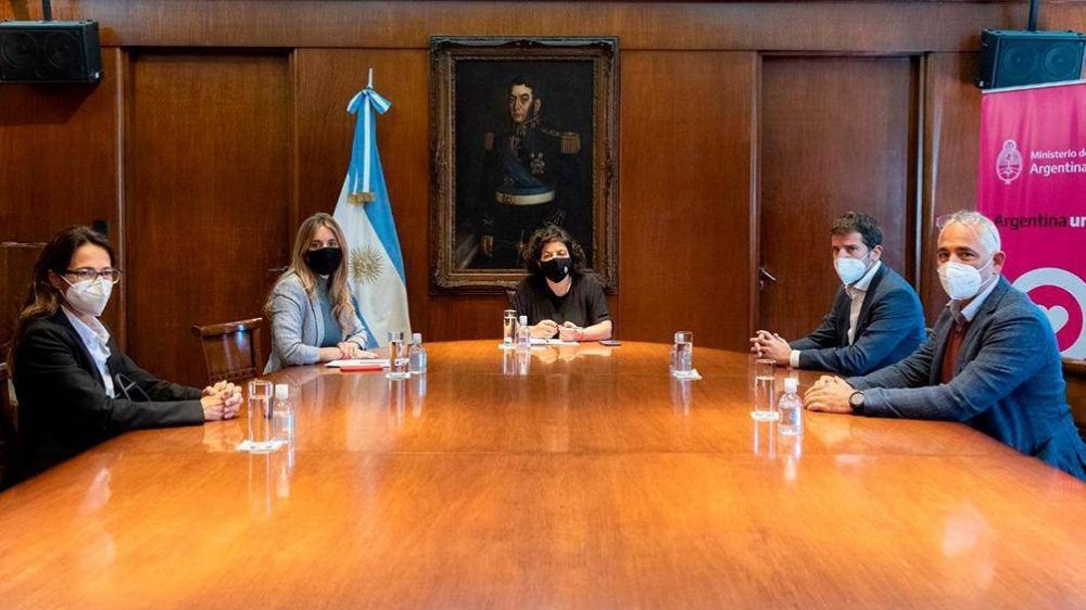 Vizzotti le pidi al presidente de Astrazeneca Argentina los plazos de entrega de vacunas
