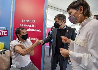 Kicillof y Mendoza visitaron el operativo de vacunaci�n en el parque cervecero de Quilmes